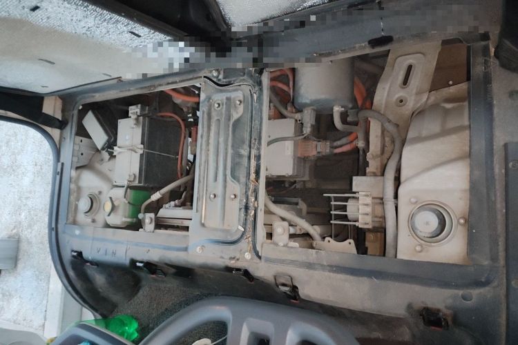 Used SRM New Energy E3 2025 Fudi 310KM Practical Passenger Vehicle Engine Bay