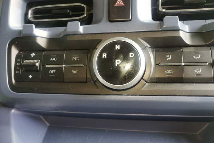Used SRM New Energy E3 2025 Fudi 310KM Practical Passenger Vehicle Gear Lever