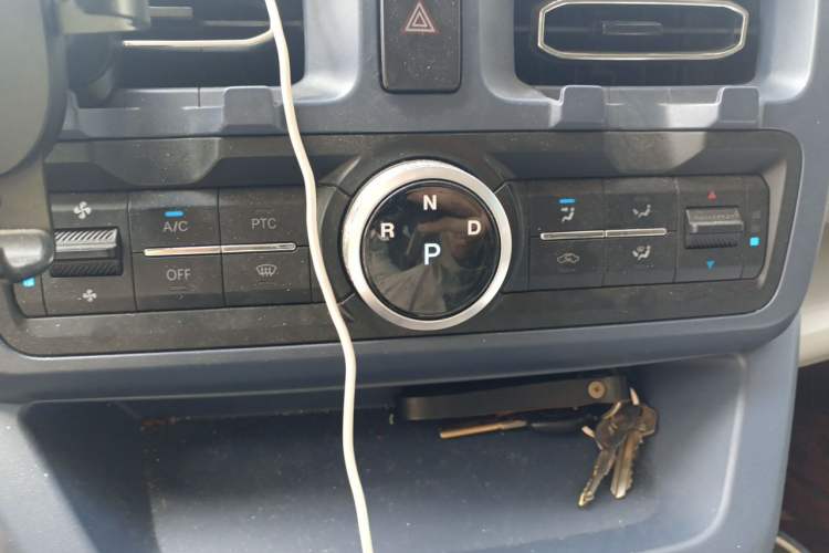 Used SRM New Energy E3 2025 Fudi 310KM Practical Passenger Vehicle Gear Lever