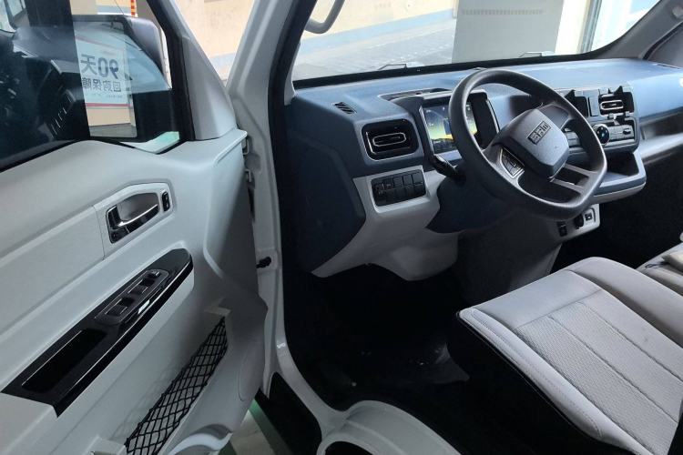 Used SRM New Energy E3 2025 Fudi 310KM Practical Passenger Vehicle Interior 2