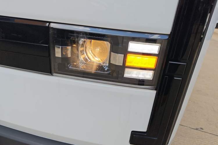 Used SRM New Energy E3 2025 Fudi 310KM Practical Passenger Vehicle Left Front Headlight