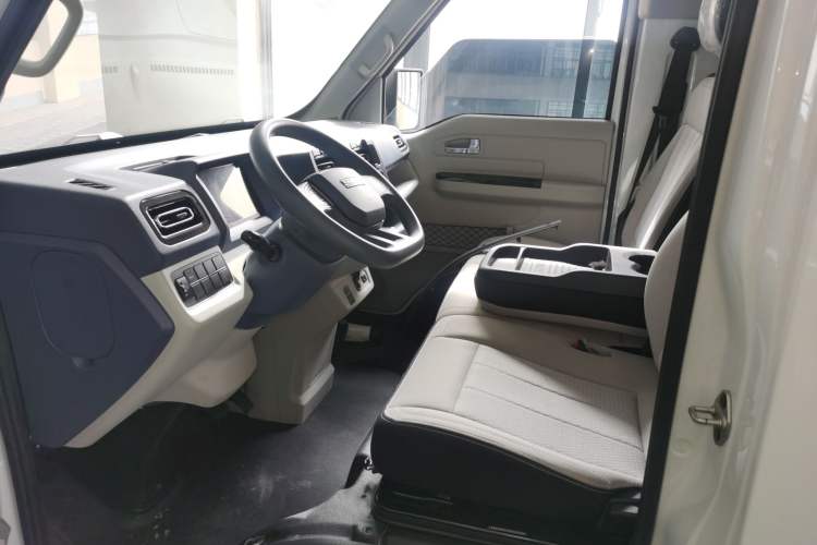 Used SRM New Energy E3 2025 Fudi 310KM Practical Passenger Vehicle Left Front Seat