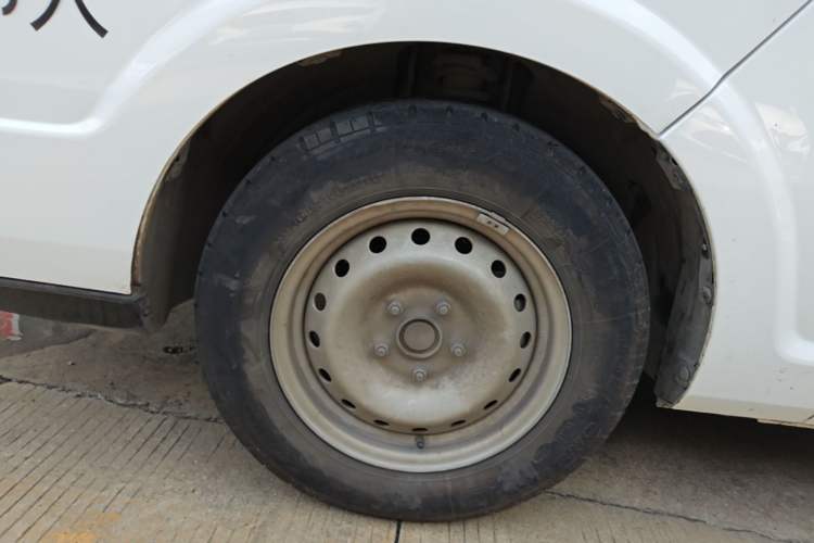 Used SRM New Energy E3 2025 Fudi 310KM Practical Passenger Vehicle Left Front Wheel Hub