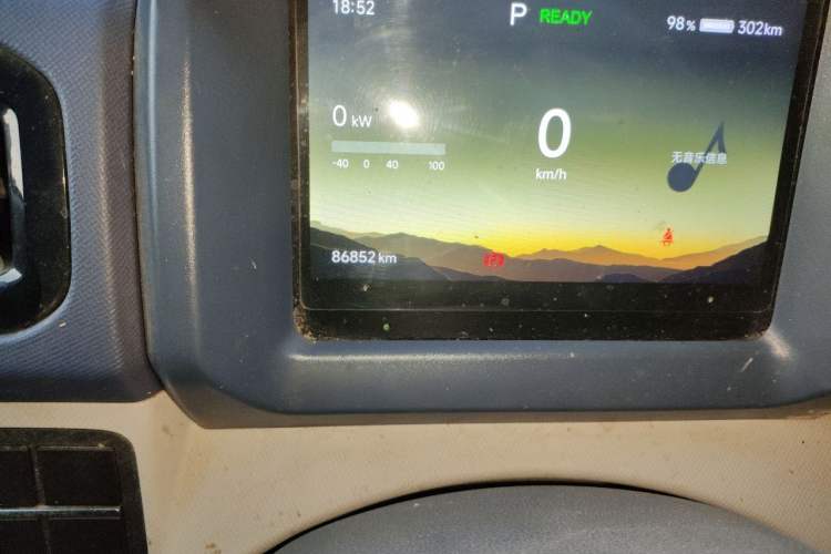 Used SRM New Energy E3 2025 Fudi 310KM Practical Passenger Vehicle Odometer Close Up