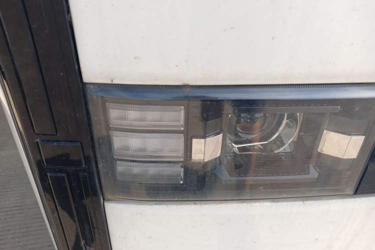 Used SRM New Energy E3 2025 Fudi 310KM Practical Passenger Vehicle Right Front Headlight