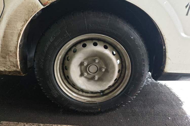 Used SRM New Energy E3 2025 Fudi 310KM Practical Passenger Vehicle Right Front Wheel Hub