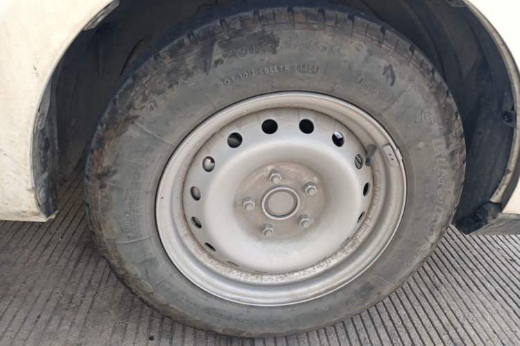 Used SRM New Energy E3 2025 Fudi 310KM Practical Passenger Vehicle Right Front Wheel Hub