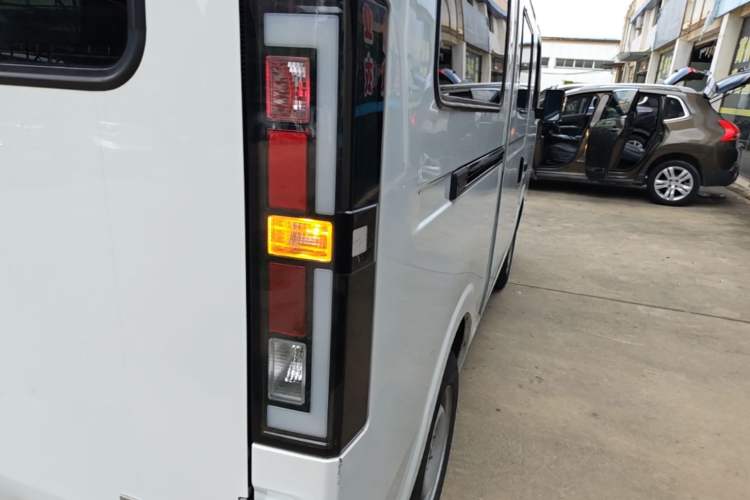 Used SRM New Energy E3 2025 Fudi 310KM Practical Passenger Vehicle Right Rear Taillight