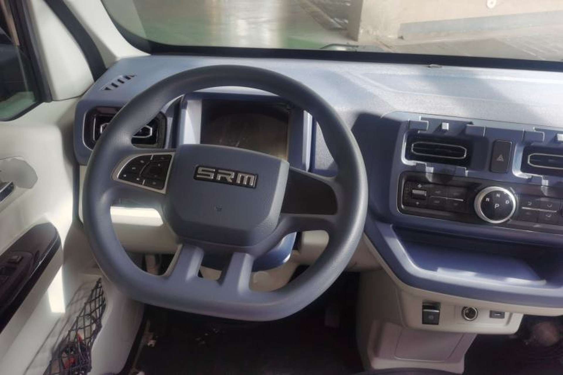 Used SRM New Energy E3 2025 Fudi 310KM Practical Passenger Vehicle Steering Wheel