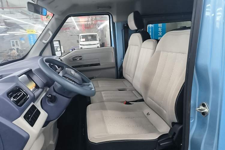 Used SRM New Energy E3L 2024 Luxury 6-Seater Bus Left Front Seat