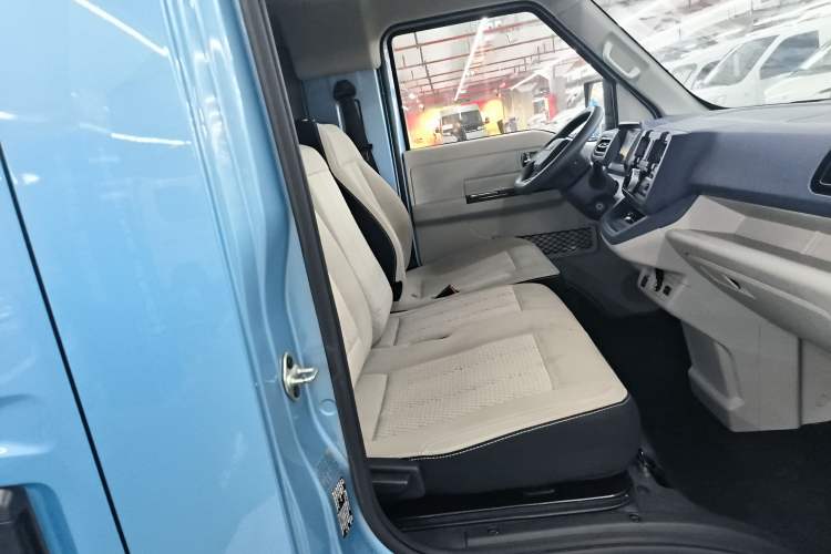 Used SRM New Energy E3L 2024 Luxury 6-Seater Bus Right Front Seat