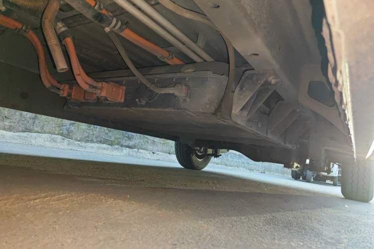 Used SRM New Energy E3L 2024 Luxury 6-Seater Bus Chassis Front Left