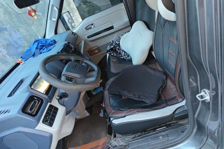Used SRM New Energy E3L 2024 Luxury 6-Seater Bus Left Front Seat