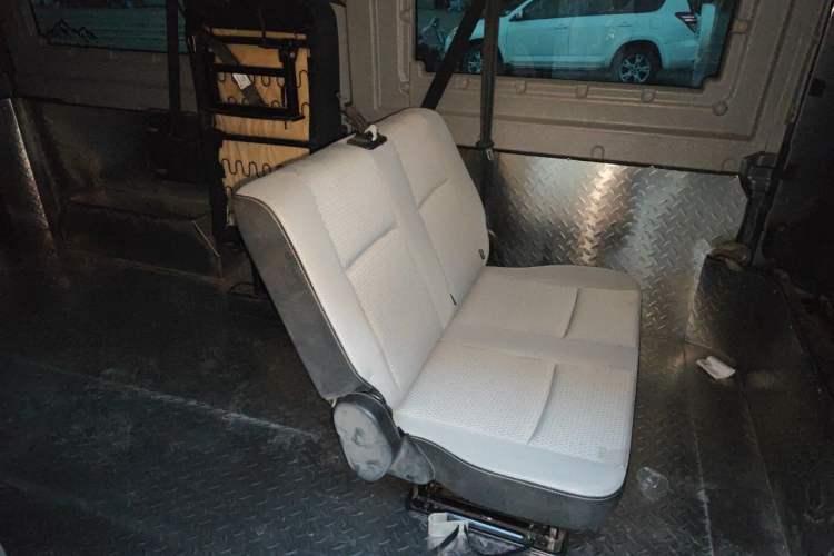 Used SRM New Energy E3L 2024 Luxury 6-Seater Bus Left Rear Seat