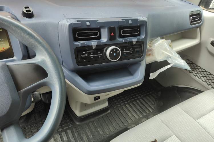 Used SRM New Energy E3L 2024 Standard 6-Seater Bus Audio And AC Panel