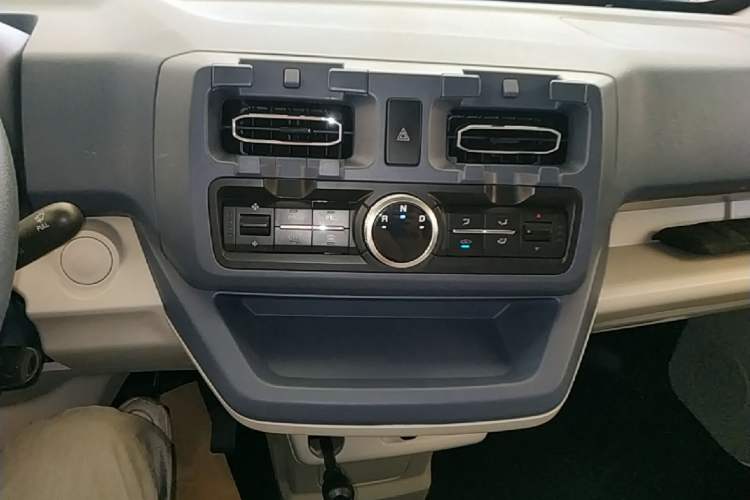 Used SRM New Energy E3L 2024 Luxury Model Audio And AC Panel