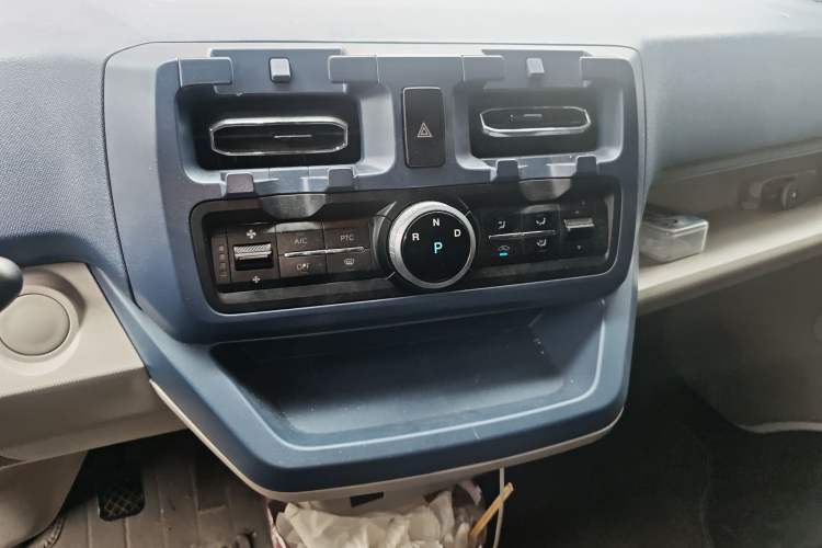 Used SRM New Energy E3L 2024 Standard 6-Seater Bus Audio And AC Panel