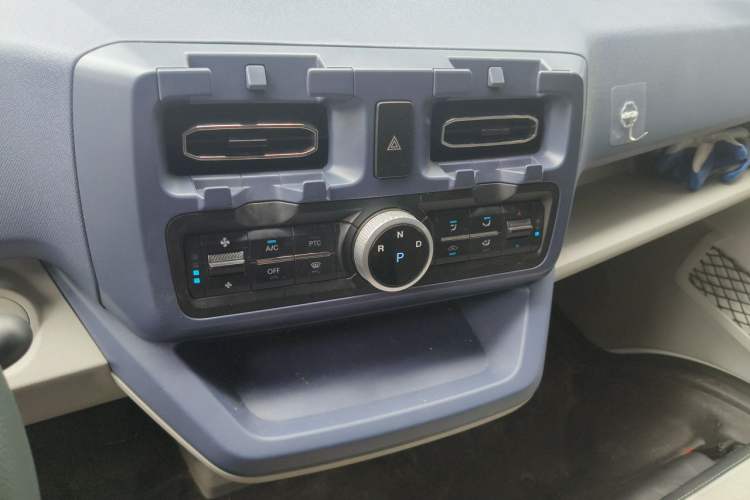 Used SRM New Energy E3L 2024 Standard 6-Seater Bus Audio And AC Panel
