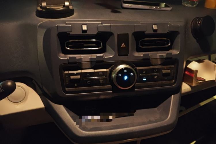 Used SRM New Energy E3L 2024 Standard 6-Seater Bus Audio And AC Panel