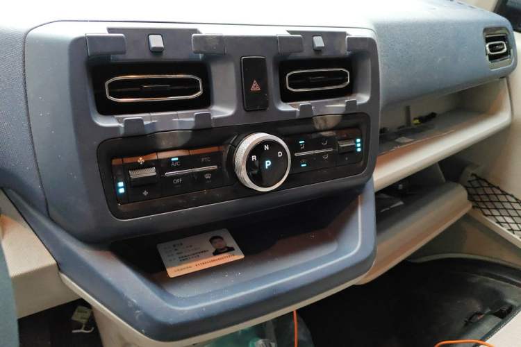Used SRM New Energy E3L 2024 Standard 6-Seater Bus Audio And AC Panel