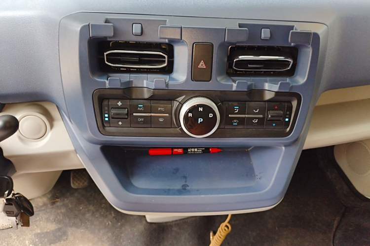 Used SRM New Energy E3L 2024 Standard 6-Seater Bus Audio And AC Panel