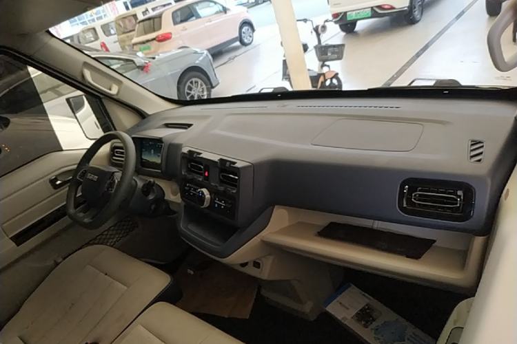 Used SRM New Energy E3L 2024 Luxury Model Center Console