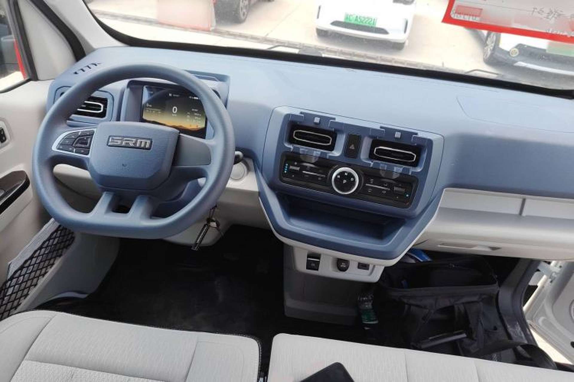Used SRM New Energy E3L 2024 Standard 6-Seater Bus Center Console