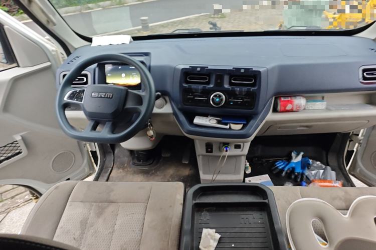 Used SRM New Energy E3L 2024 Standard 6-Seater Bus Center Console