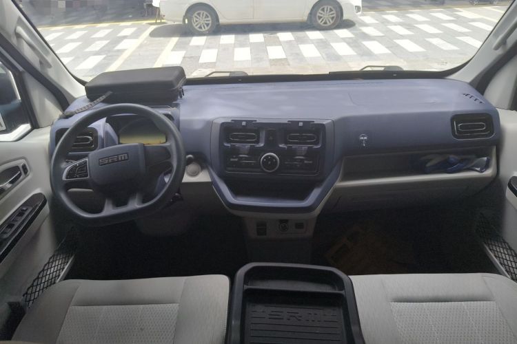 Used SRM New Energy E3L 2024 Standard 6-Seater Bus Center Console