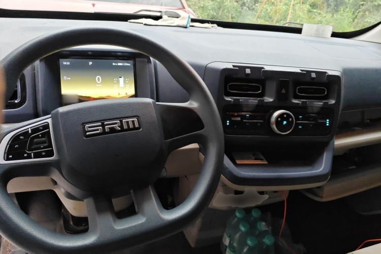 Used SRM New Energy E3L 2024 Standard 6-Seater Bus Center Console