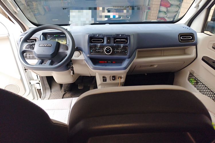 Used SRM New Energy E3L 2024 Standard 6-Seater Bus Center Console