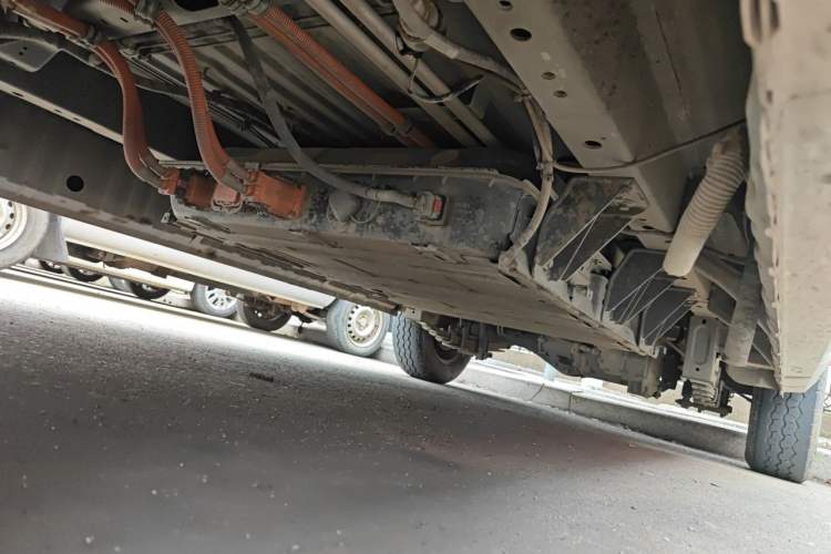 Used SRM New Energy E3L 2024 Luxury 6-Seater Bus Chassis Front Left