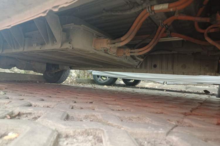 Used SRM New Energy E3L 2024 Standard 6-Seater Bus Chassis Front Right