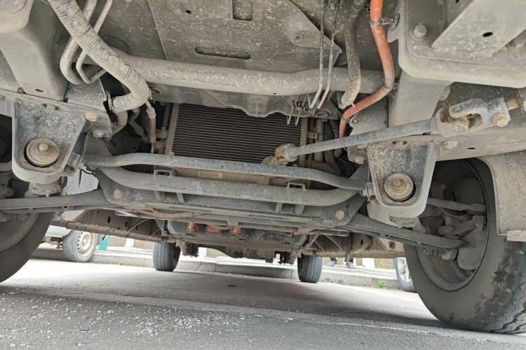 Used SRM New Energy E3L 2024 Luxury 6-Seater Bus Chassis Front