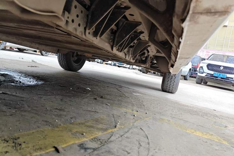 Used SRM New Energy E3L 2024 Luxury 6-Seater Bus Chassis Rear Right