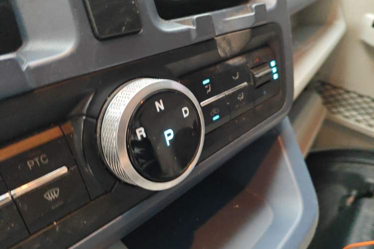 Used SRM New Energy E3L 2024 Standard 6-Seater Bus Gear Lever