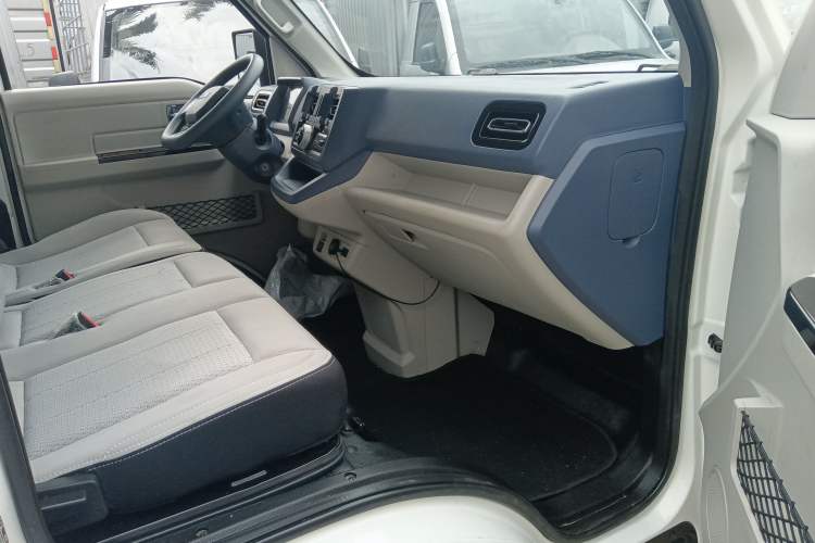 Used SRM New Energy E3L 2024 Standard 6-Seater Bus Interior 4