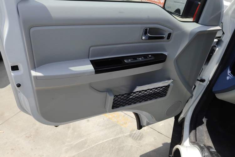 Used SRM New Energy E3L 2024 Standard 6-Seater Bus Left Front Door Interior