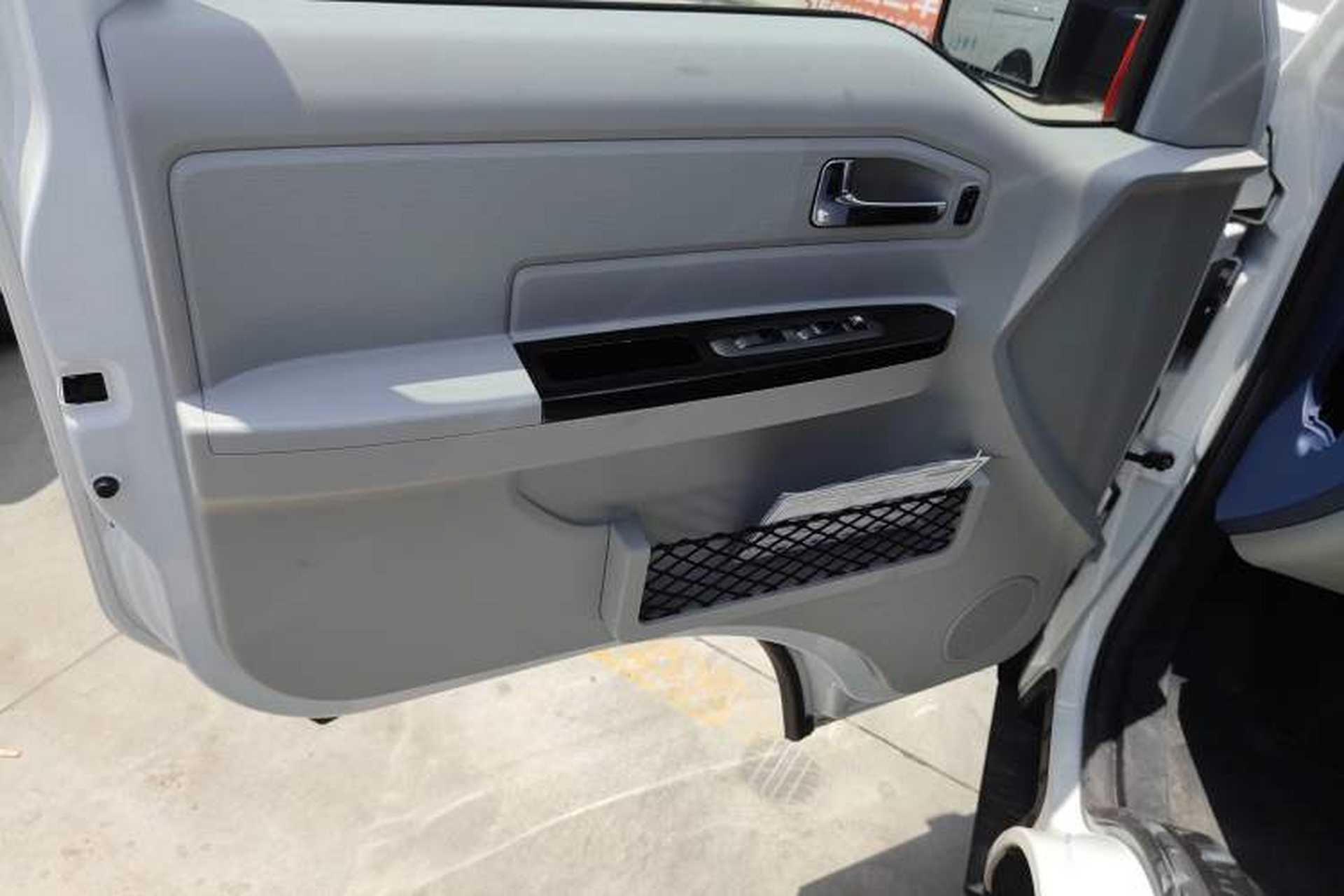 Used SRM New Energy E3L 2024 Standard 6-Seater Bus Left Front Door Interior