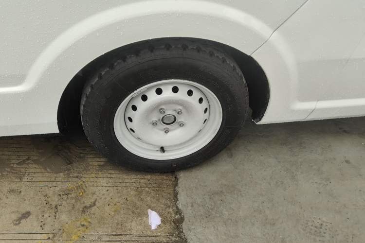 Used SRM New Energy E3L 2024 Standard 6-Seater Bus Left Front Wheel Hub