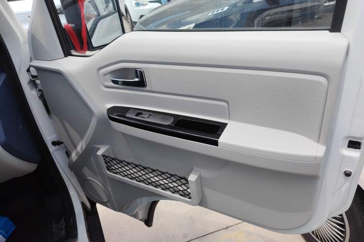 Used SRM New Energy E3L 2024 Standard 6-Seater Bus Right Front Door Interior