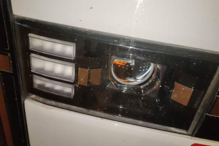 Used SRM New Energy E3L 2024 Standard 6-Seater Bus Right Front Headlight