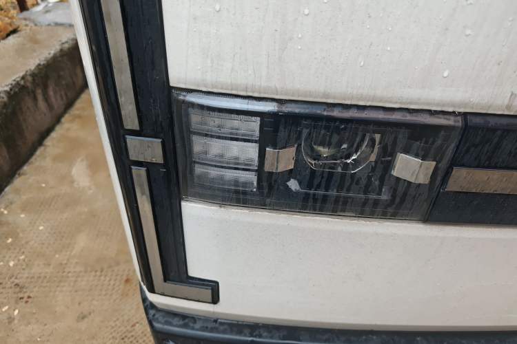 Used SRM New Energy E3L 2024 Standard 6-Seater Bus Right Front Headlight
