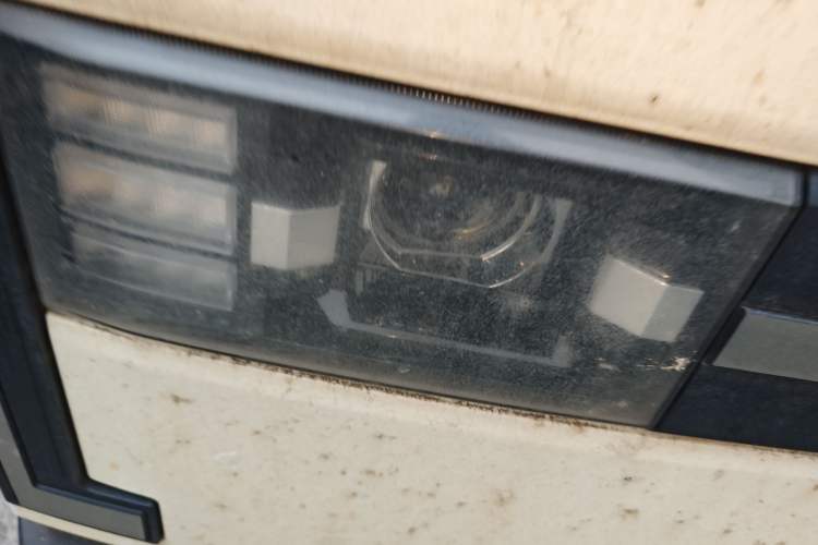 Used SRM New Energy E3L 2024 Standard 6-Seater Bus Right Front Headlight