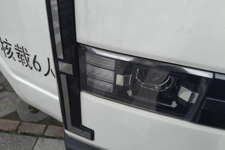 Used SRM New Energy E3L 2024 Standard 6-Seater Bus Right Front Headlight