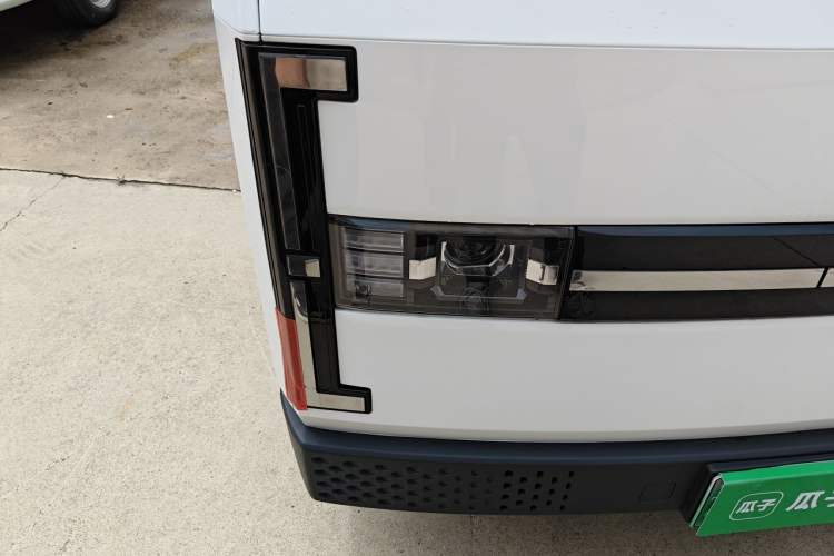 Used SRM New Energy E3L 2024 Luxury 6-Seater Bus Right Front Headlight