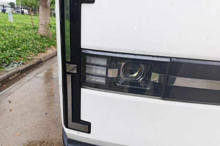 Used SRM New Energy E3L 2024 Standard 6-Seater Bus Right Front Headlight