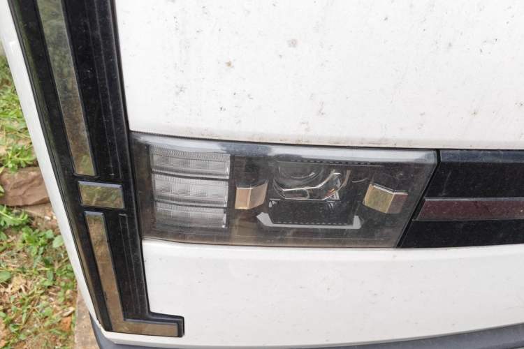 Used SRM New Energy E3L 2024 Standard 6-Seater Bus Right Front Headlight