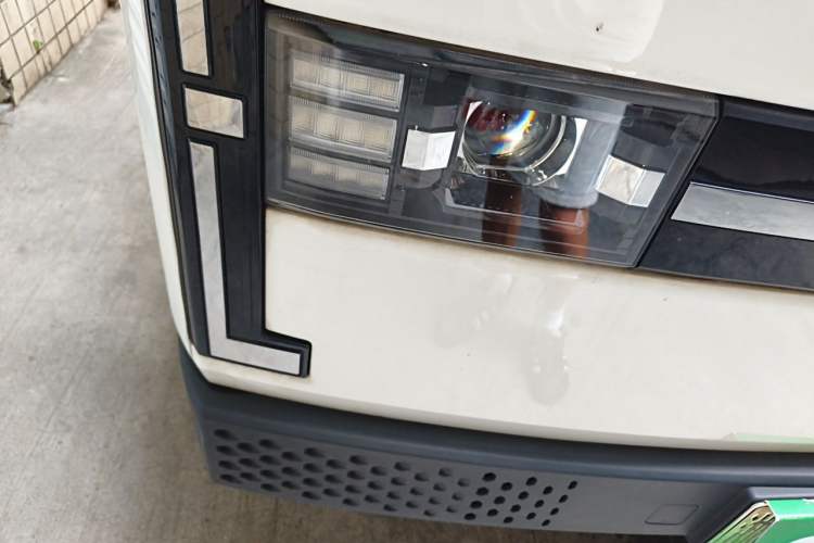 Used SRM New Energy E3L 2024 Standard 6-Seater Bus Right Front Headlight