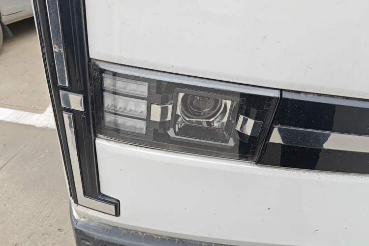 Used SRM New Energy E3L 2024 Luxury 6-Seater Bus Right Front Headlight